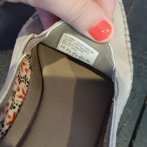 Skechers Memory Foam Grey Taupe Greige Loafers Women's 7.5 Relaxed Fit Suede Box - Picture 7 of 8